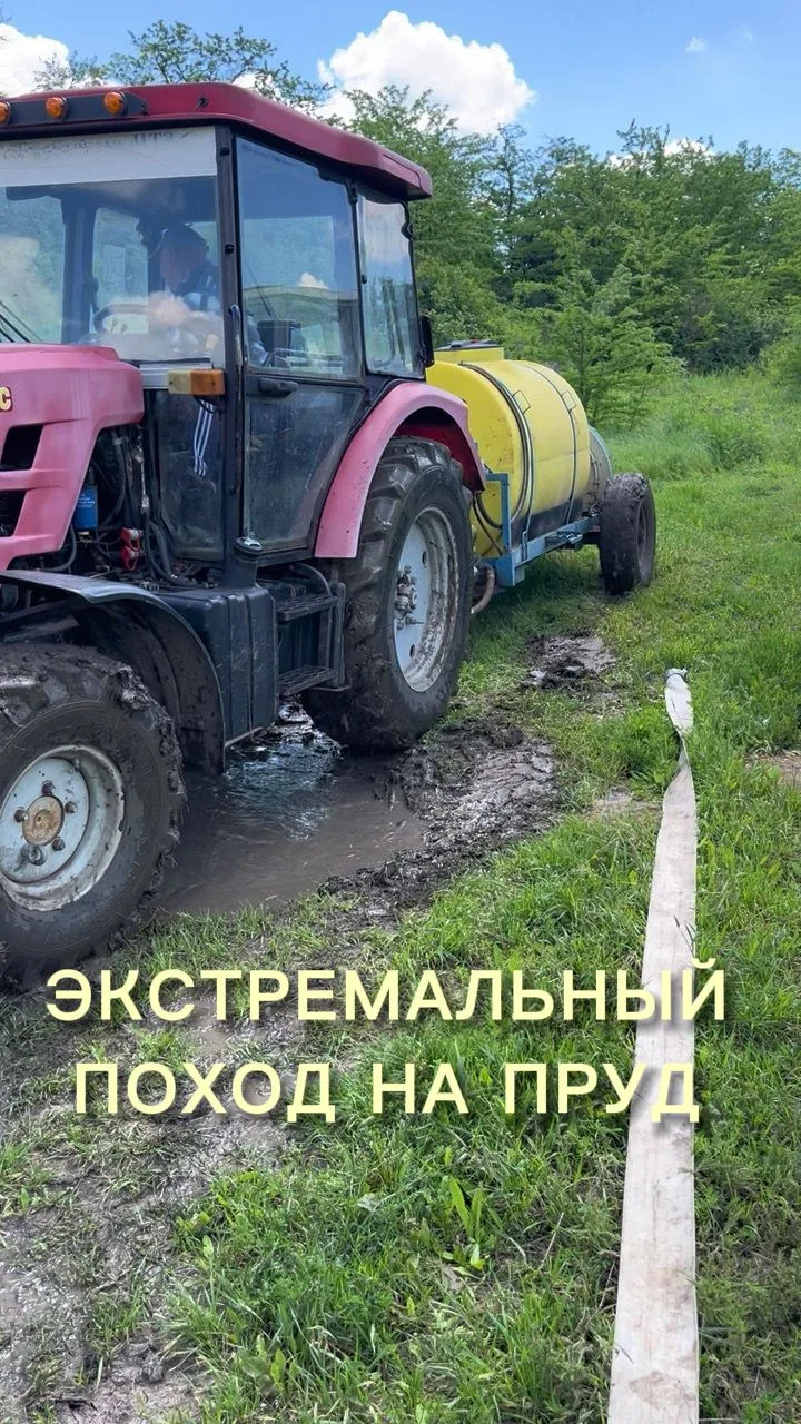 После дождя не только я посадил джип на брюхо, плохо даже тракторам.