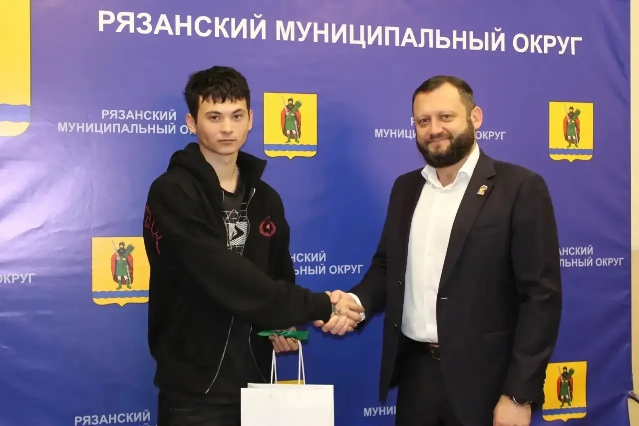 Сегодня вручил ключи от однокомнатной квартиры Рустаму - молодому человеку, который в детстве осталс