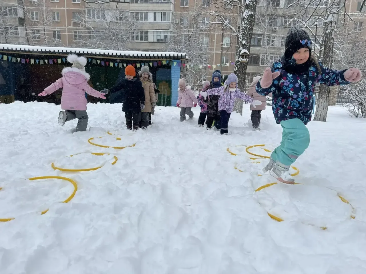 В такую снежную пору  на наших площадках царит невероятная атмосфера — педагоги организовывают для р