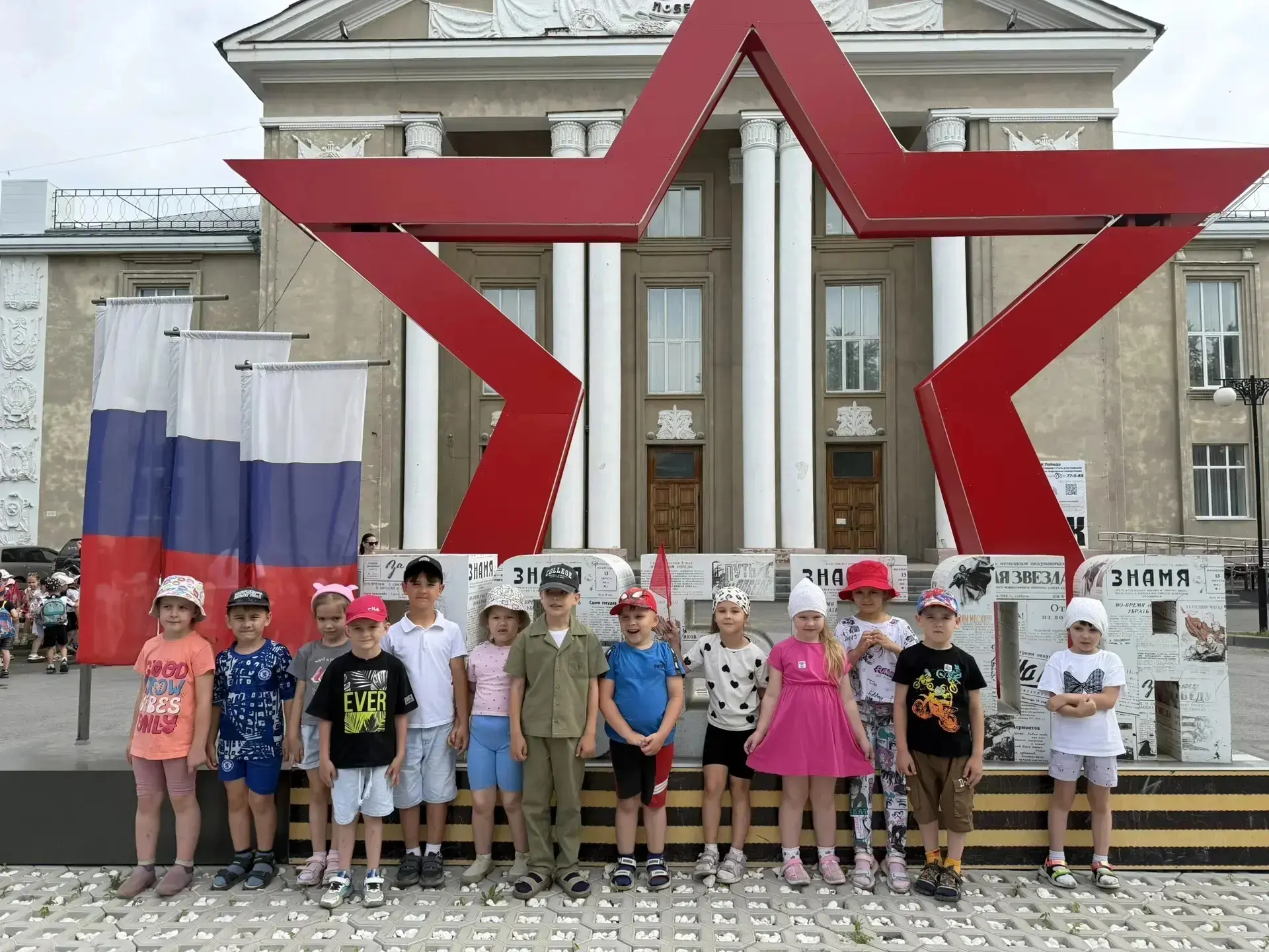 🎭  Внимание, занавес открывается! В нашем сегодняшнем репортаже — закулисье детского восторга и сам