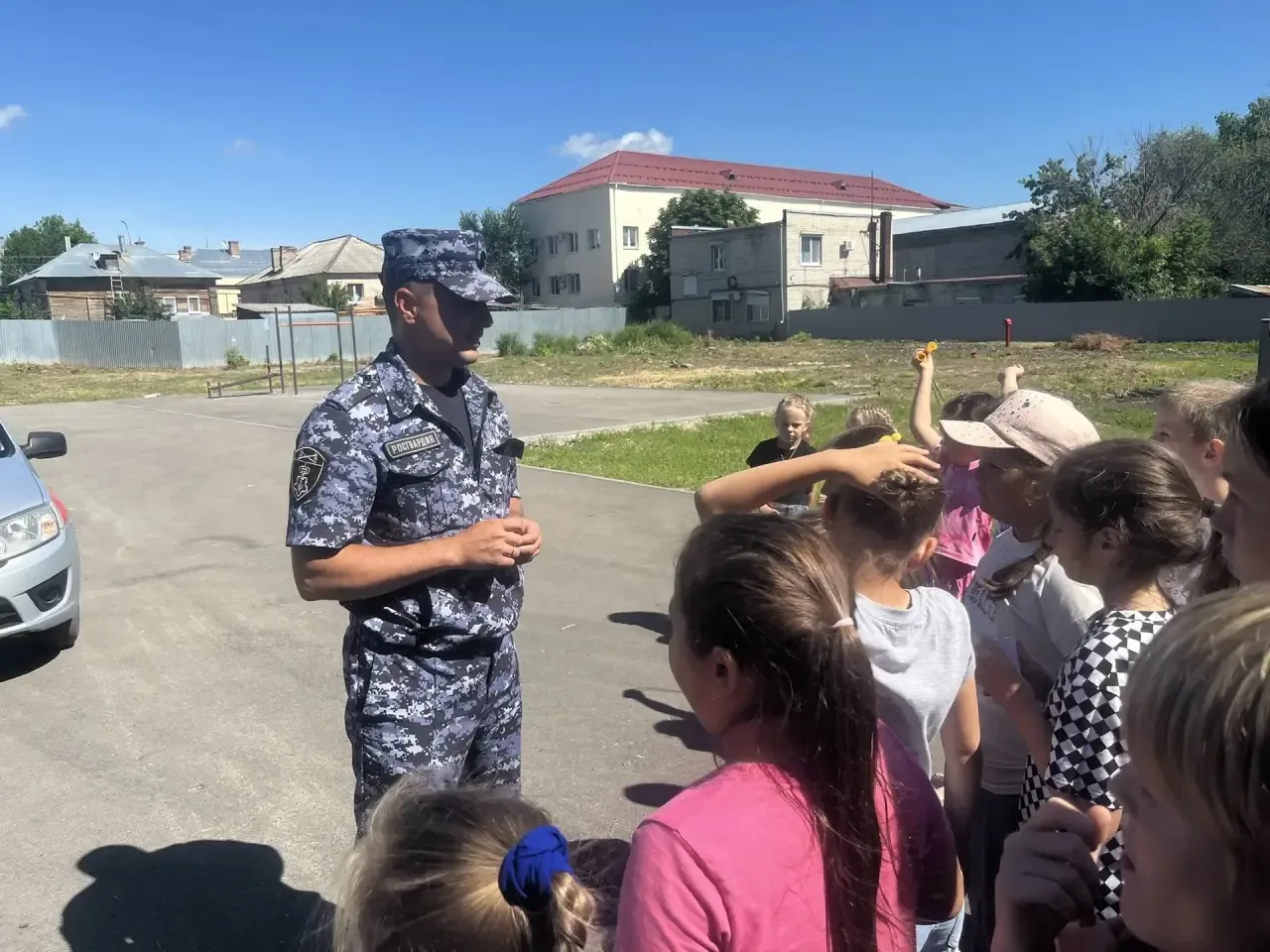 🛡️ Сегодня к нам в гости приехала Росгвардия!
Ребята из пришкольного лагеря увидели настоящую спецт