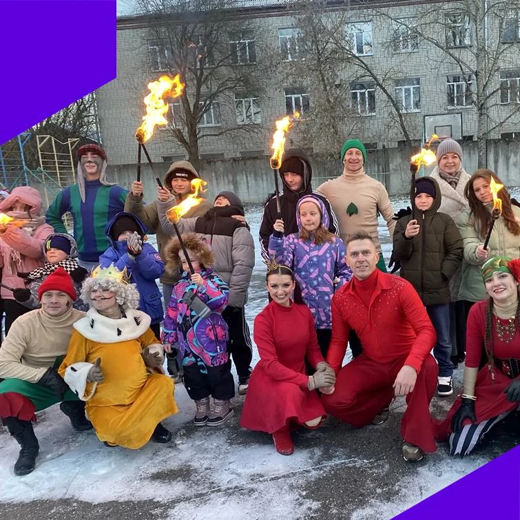 Поистине зажигательное представление подарили детям артисты Театра огня « Синие Сафины.  Постановка 