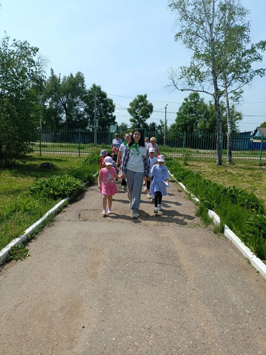 🍀🍀🍀🍀🍀🍀🍀🍀🍀🍀🍀🍀🍀🍀
🌼4июня обучающиеся 8“А“ - Курина Александра, Априлашвили Александра, М