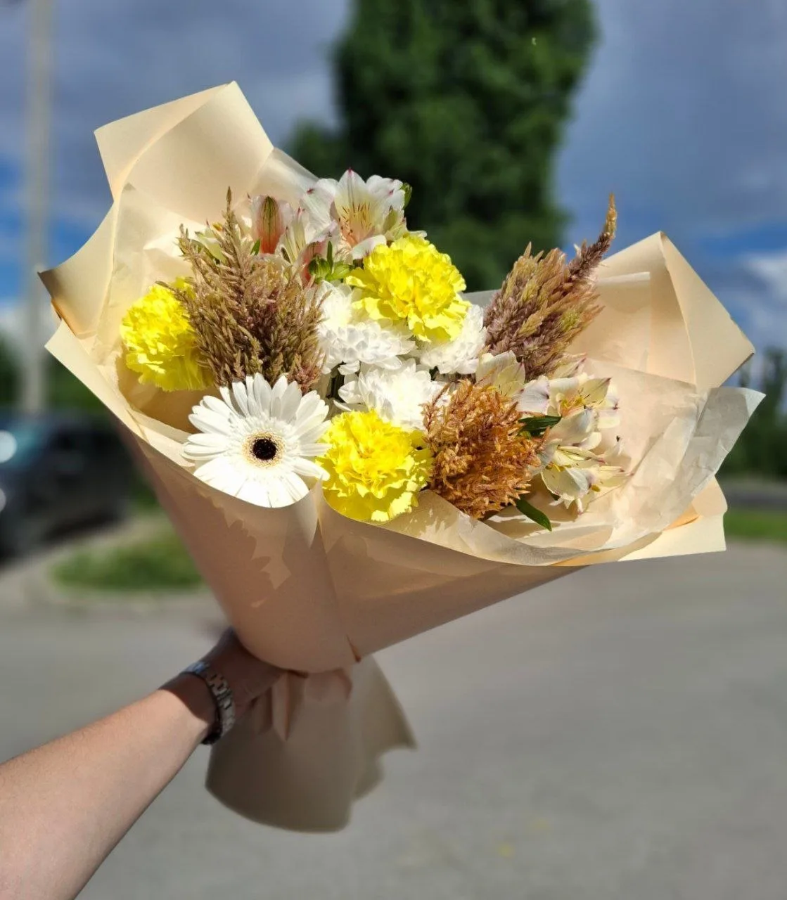 Тёплый свет 🌼

Жёлтый букет, наполненный летним настроением и искренней благодарностью. 

Пусть каж
