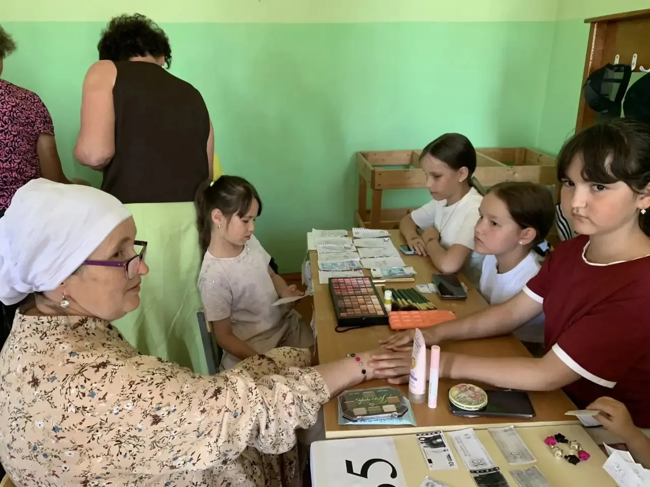11 июня в пришкольном лагере был Бизнес день. Ребята ощутили себя юными бизнесменами. В лагере работ