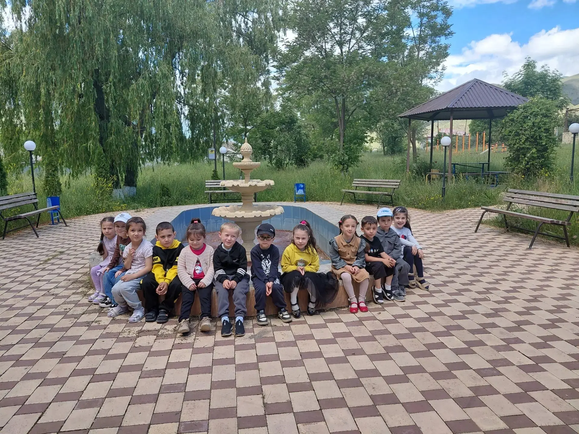 Средняя группа "Солнышко"🌞
Цель экскурсии: уточнить представления детей о первых признаках наступле