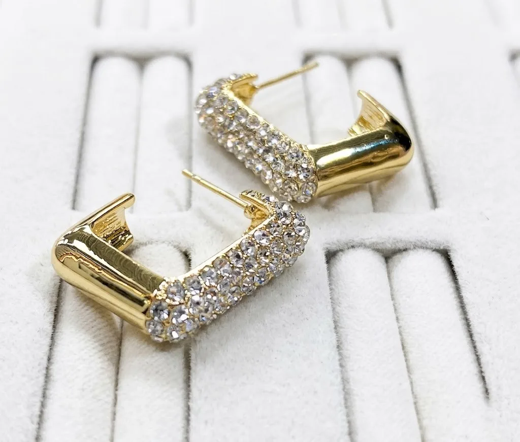 Серьги с кристаллами (Cushion Cut)

Цена — 930 руб.

Цвет: золотистый / прозрачный

Состав: латунь, 