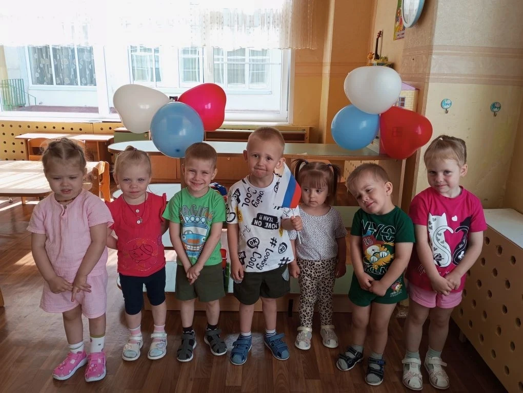 В первой младшей группе детского сада была проведена увлекательная беседа на тему «День России» 🇷🇺