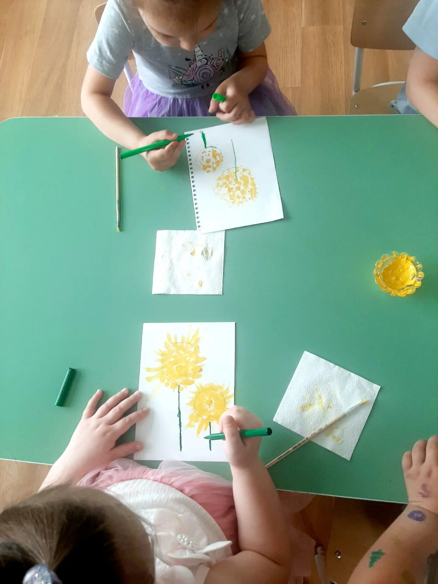 Рисование "Жёлтый одуванчик 🌼".
Задачи: Учить передавать образ цветка, его строение и форму использ