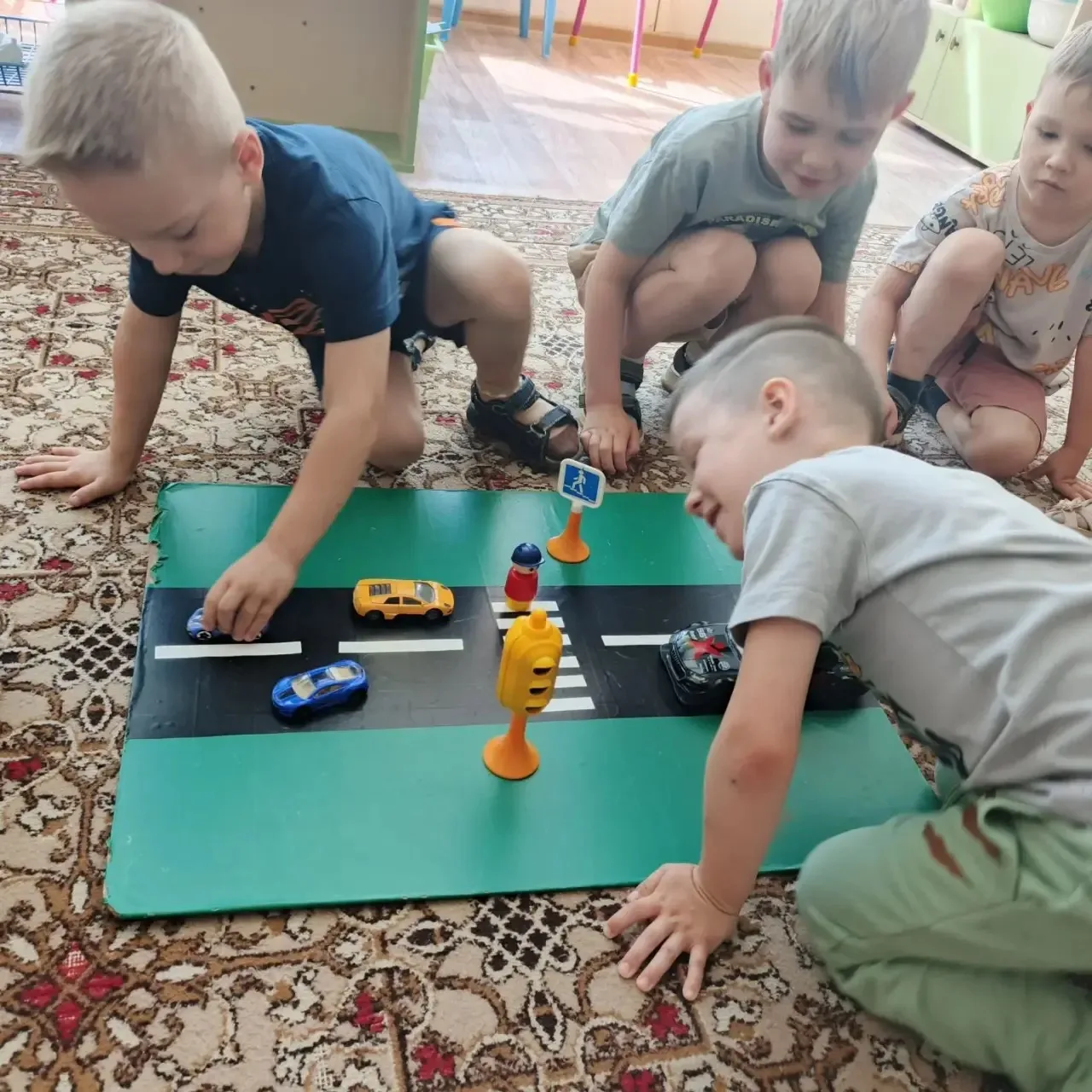 ✨ День улиц города в средней группе! ✨

Сегодня наши малыши отправились в увлекательное путешествие 