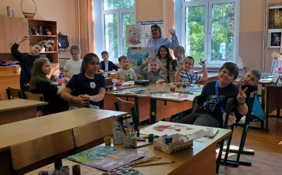 🎨 Наши художники поздравляют с окончанием учебного года! 

Юные художники из ИЗОстудии «Вдохновение