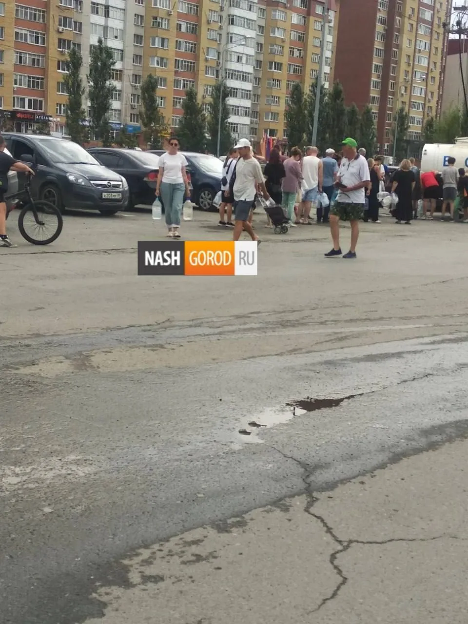 📍Очередь за водой на Пермякова, передает с места событий наш подписчик

📲 Подписаться на нас в МАК