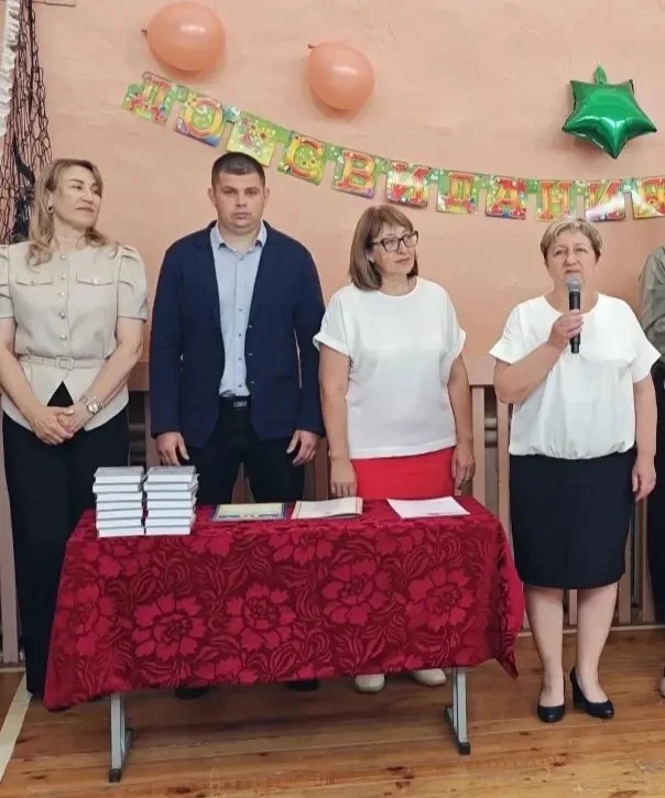 Сегодня отзвенел последний школьный звонок! Начальник управления социальной защиты населения Светлан