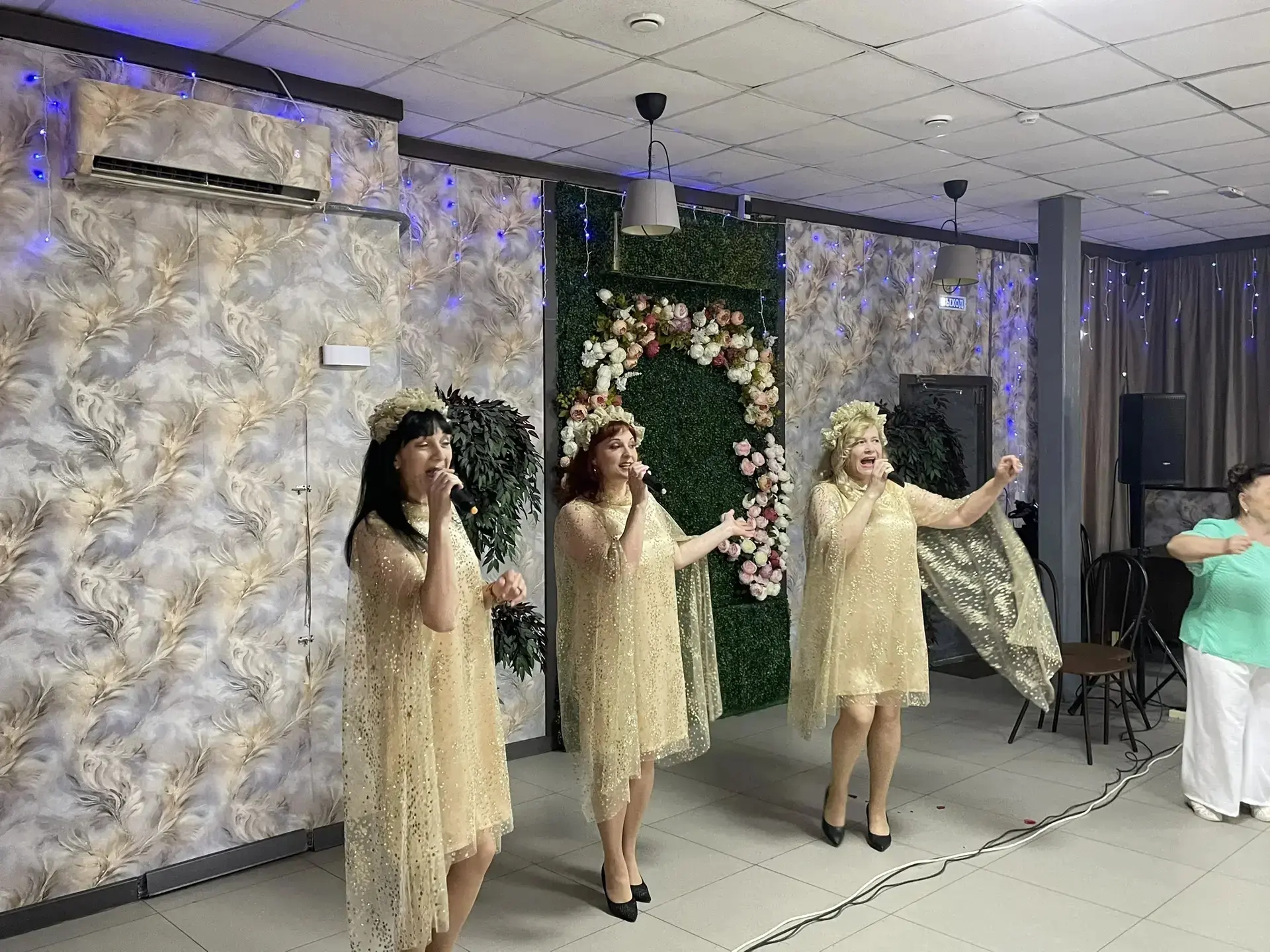 В прошедшие выходные народный коллектив эстрадного пения «Женсовет» поздравил Лидию Васильевну с юби
