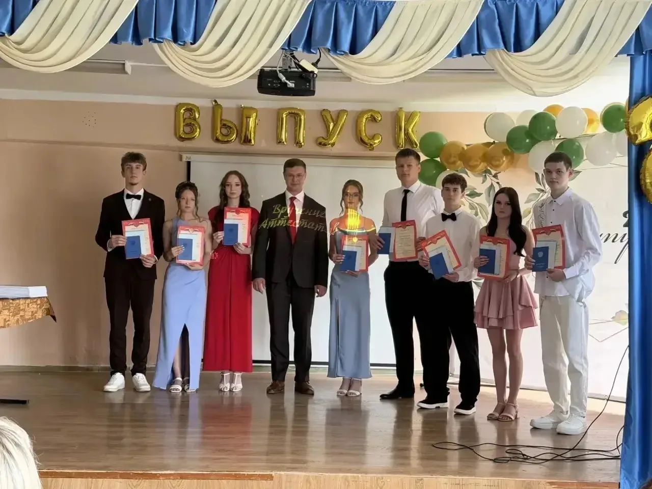 Этот день навсегда останется в наших сердцах! 🎓✨

27 июня в стенах нашей школы состоялось торжестве