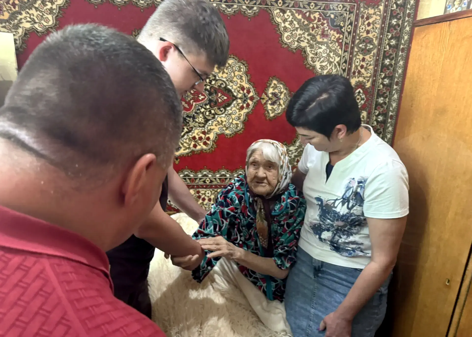 Со 100-летием поздравили жительницу Куйбышевского района Валентину Николаевну.

Детство именинницы п