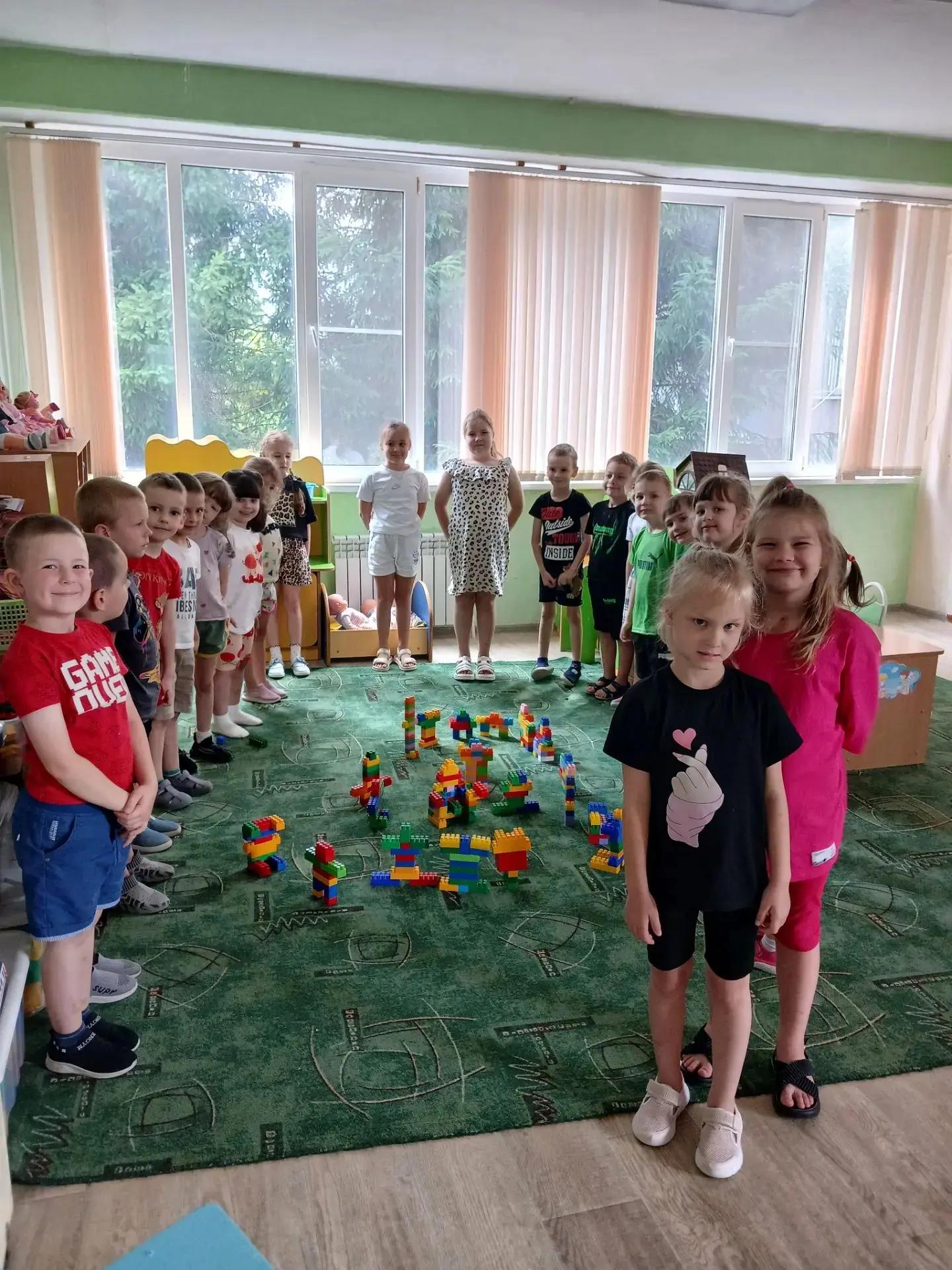 🧱 Кубический переполох в «Подготовишках»! 

Сегодня утром пол нашей группы превратился в строительн