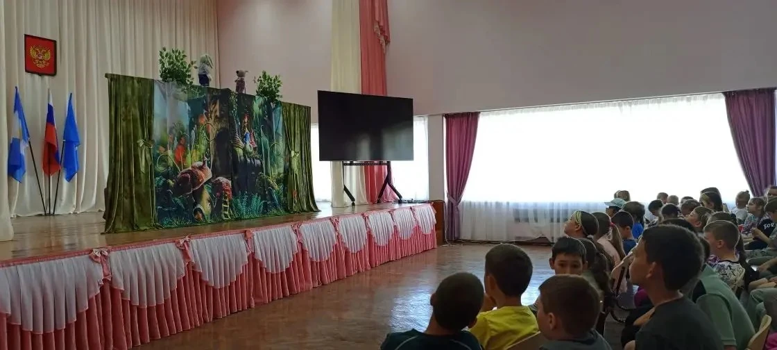🎭 Не мышцами, а умом: как театр изменил наших ребят

В лагере «УмКа» случилось волшебство. На сцене