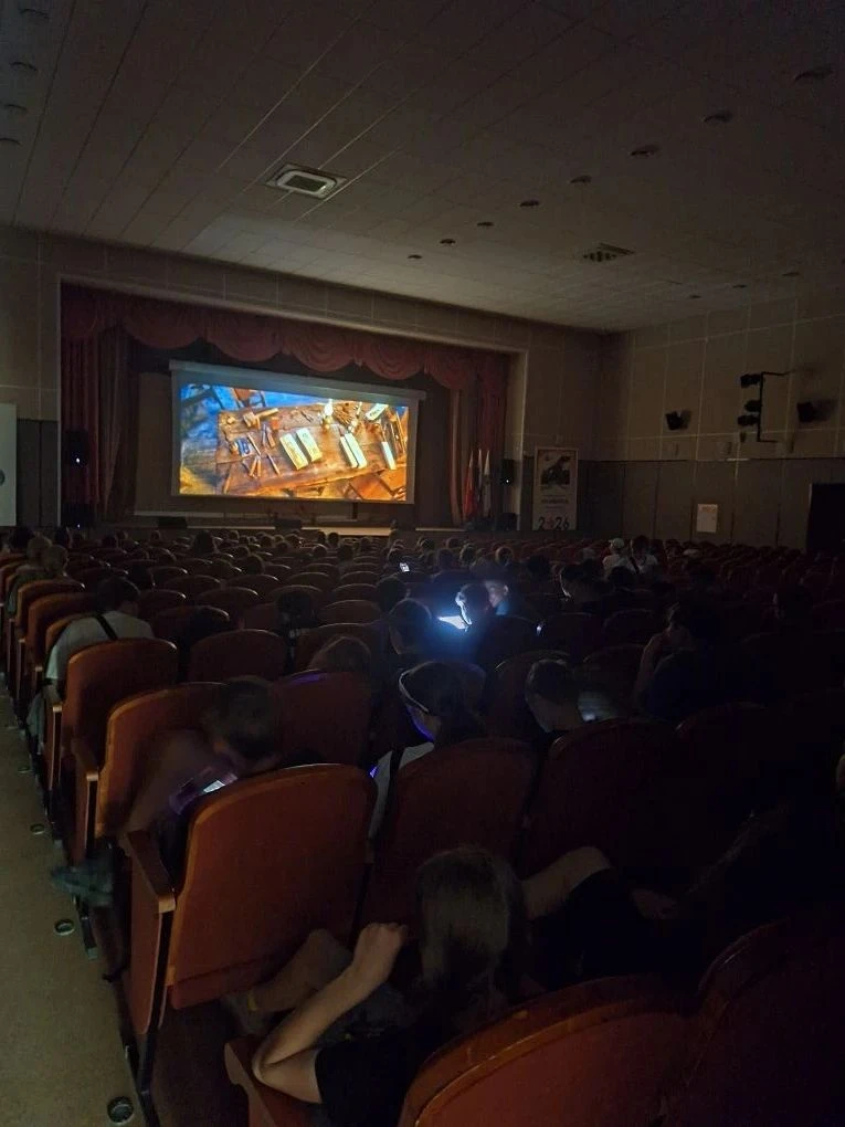 МИР СКАЗОК И КИНО.
    9 июня районный Дом культуры вновь распахнул двери для мальчишек и девчонок и