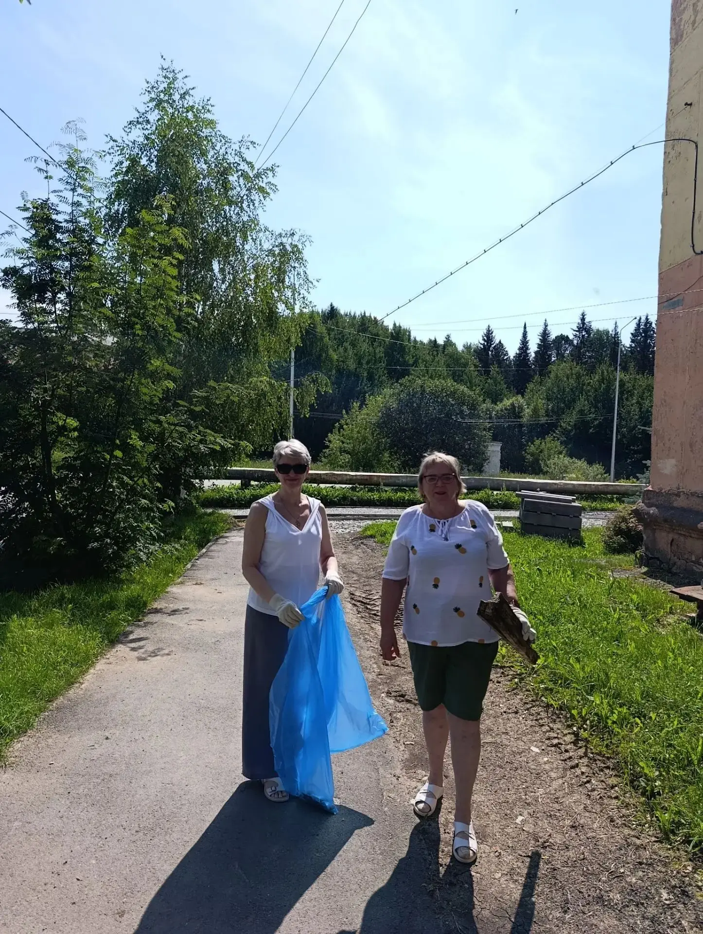 Вместе с  сотрудниками администрации, муниципальных учреждений, предпринимателями и ребятами из труд