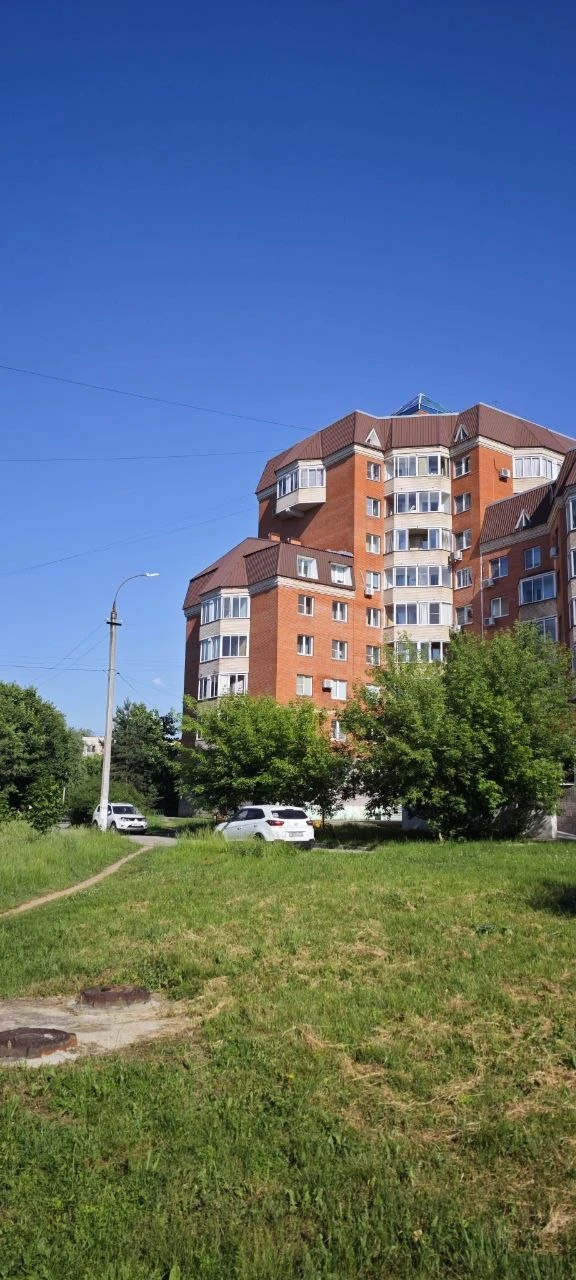 Ведем работу по устранению Течи с кровли по вишневому бульвару 8. 
Наш альпинист промазывает стыки м