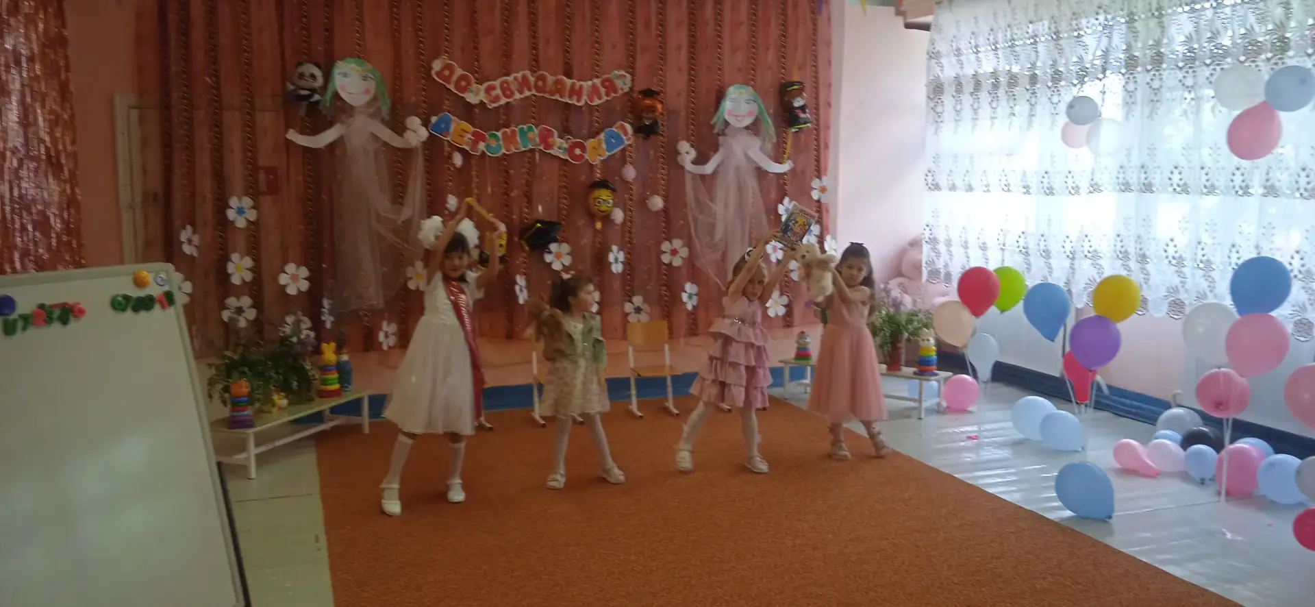 Выпускной в детском саду — это торжественное мероприятие, которое знаменует окончание дошкольного эт