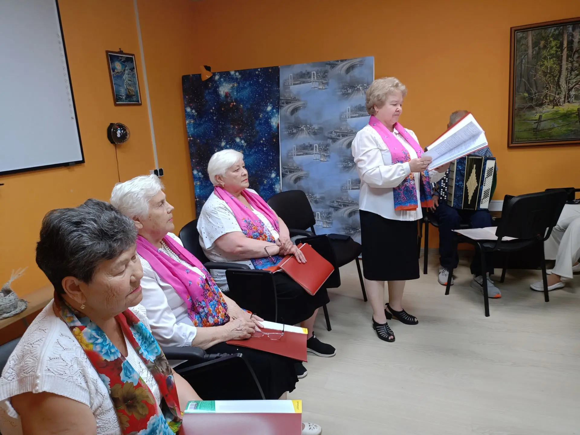 А  в нашем Центре царит особая атмосфера – атмосфера тепла, ностальгии и безграничной любви к Родине