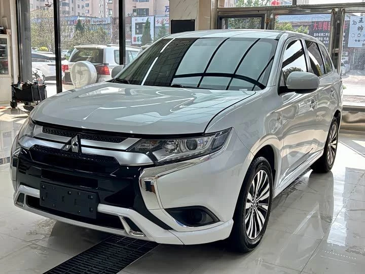 Братцы, ну это жир...🤤
Outlander 2021 Comfortline 5-seater

Пробег: 19.000km🤩
Двигатель: 2л|147л.с