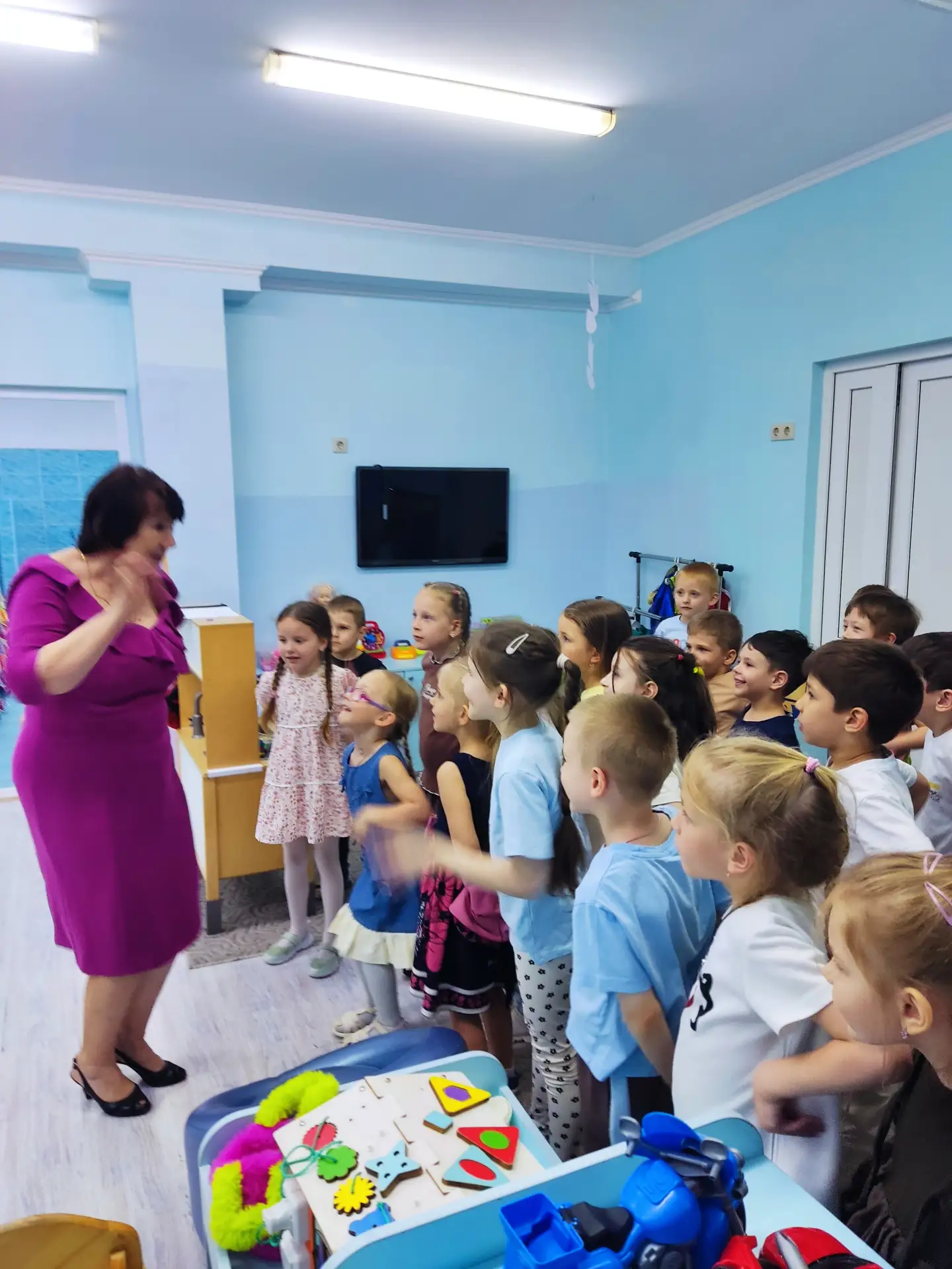 В детский сад "Виктория", к детям старшей группы в гости пришла Семененко Ирина Алексеевна, физинстр
