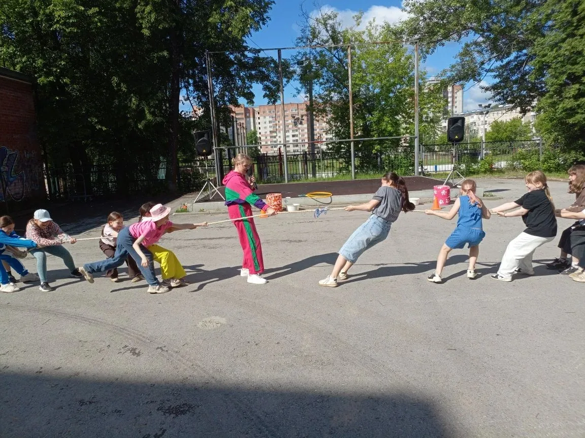 Сегодня ребята из отряда "Светофорик" приняли участие в весёлых стартах! Дети бегали, прыгали, перет