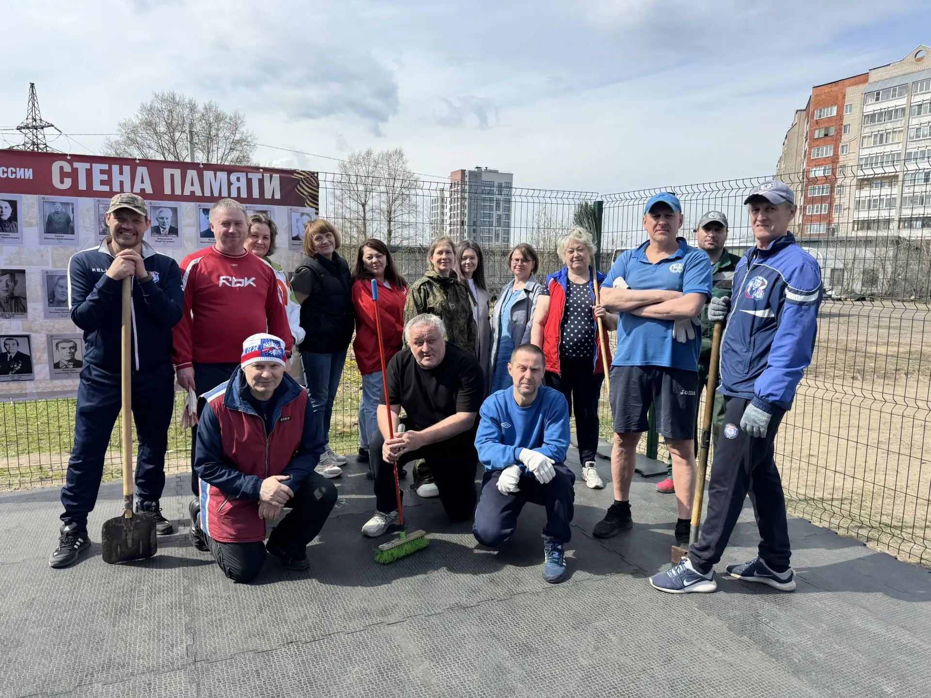 Вчера сотрудники спортивной школы «Родина» на территории стадиона провели субботник.