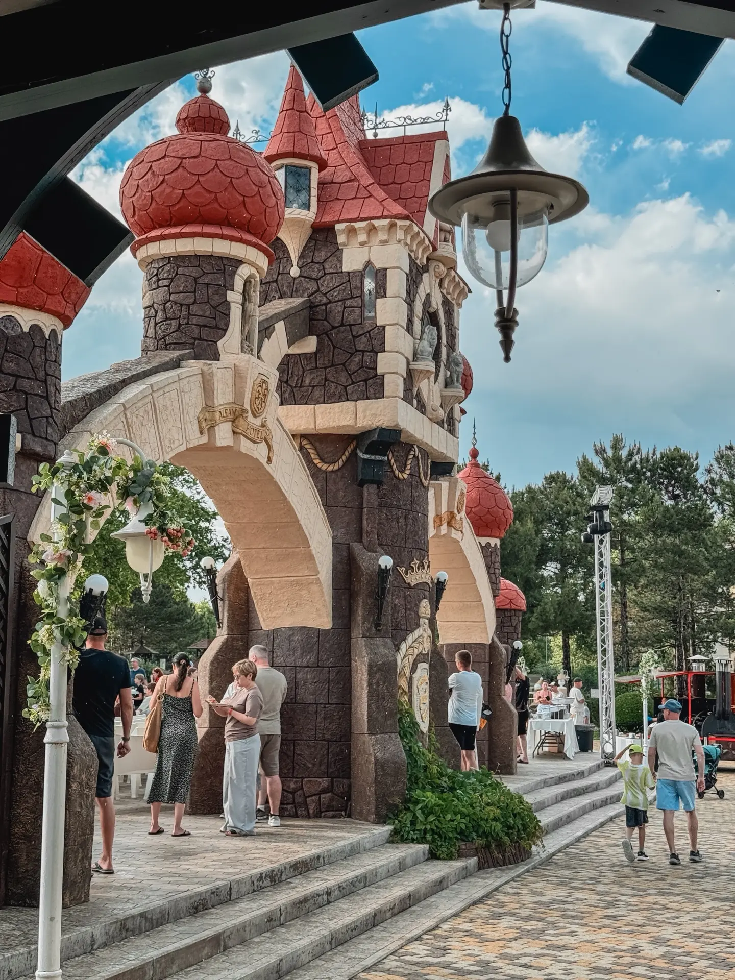 Делимся с вами яркими моментами дня рождения семейного курорта Alean Family Doville! 🪩🎂

Солнечная