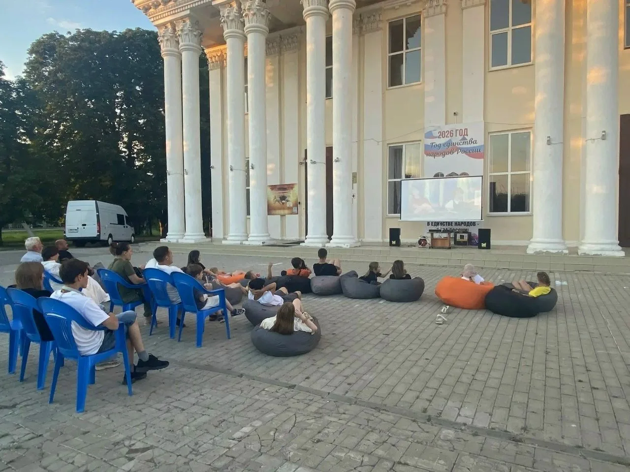 🎬 Каждую пятницу — кинопоказ «Смотри под небом»! 🌠В этот раз на площади у Дома культуры хутора Тру