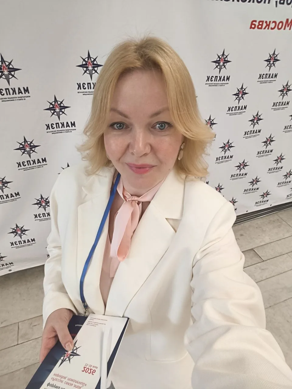 Давайте знакомиться! 
Здраствуйте!🌷
Меня зовут Елена Беляева.

Я эксперт по культуре общения, совре