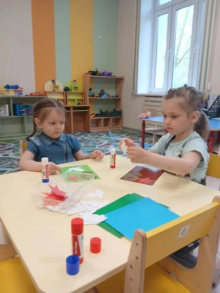 🎨 В группе «Лучики» прошло тематическое занятие по аппликации, посвящённое Дню Победы!

Наши воспит