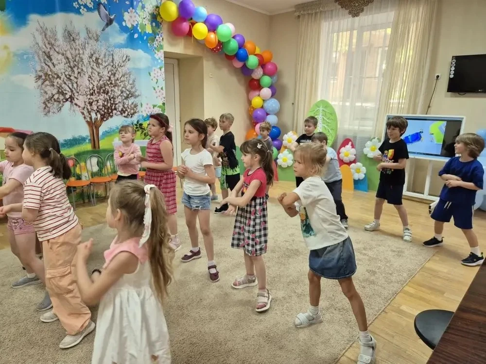 По плану летней компании и в рамках недели ПДД, сегодня ребята старшей и подготовительной группы пос
