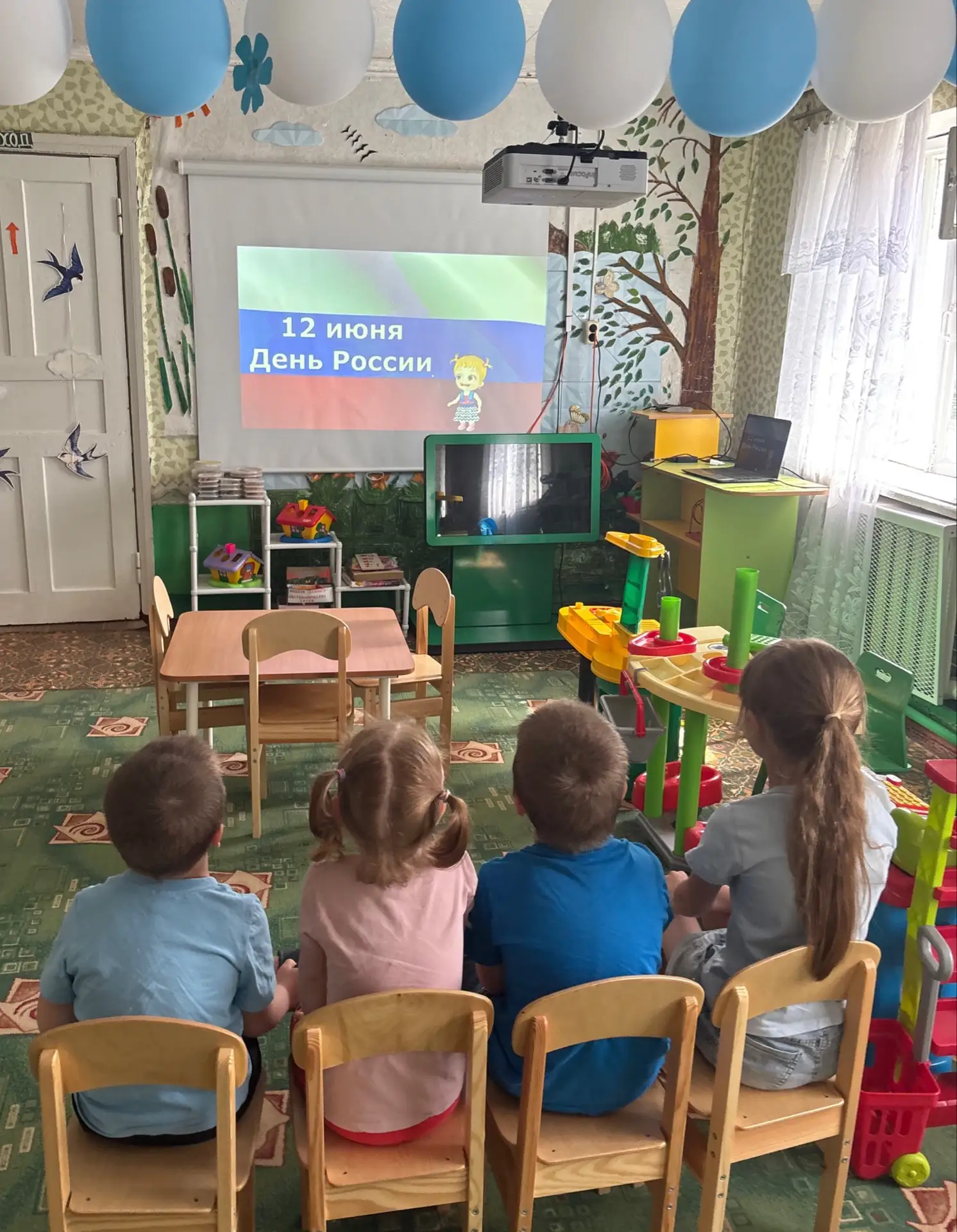 Нам праздники для радости даны,
Мы знаем их немало, самых разных,
Но день России, день родной страны
