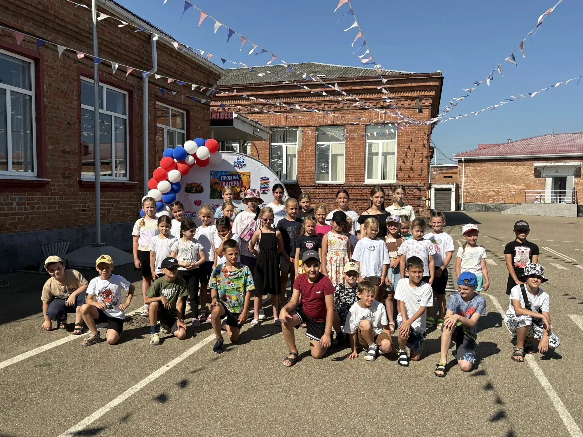 ✨ Вот и пролетела смена в лагере «Радуга»! 🌈

Сегодня в СОШ №38 прошла торжественная линейка, посвя
