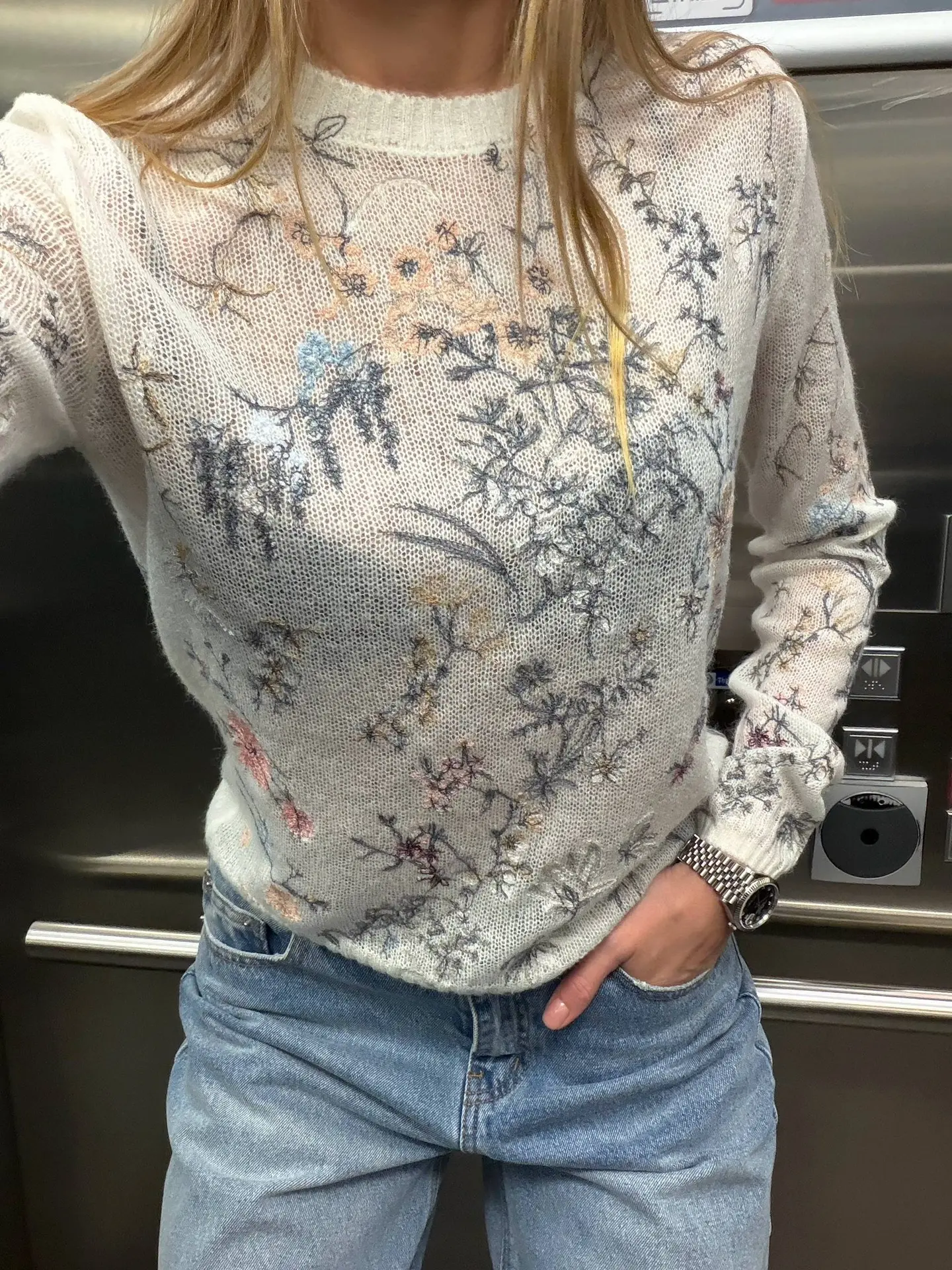 Шикарный джемпер Dior,
с цветочным принтом🌸

Отличное исполнение, в составе 100% шерсть. Смотрится 
