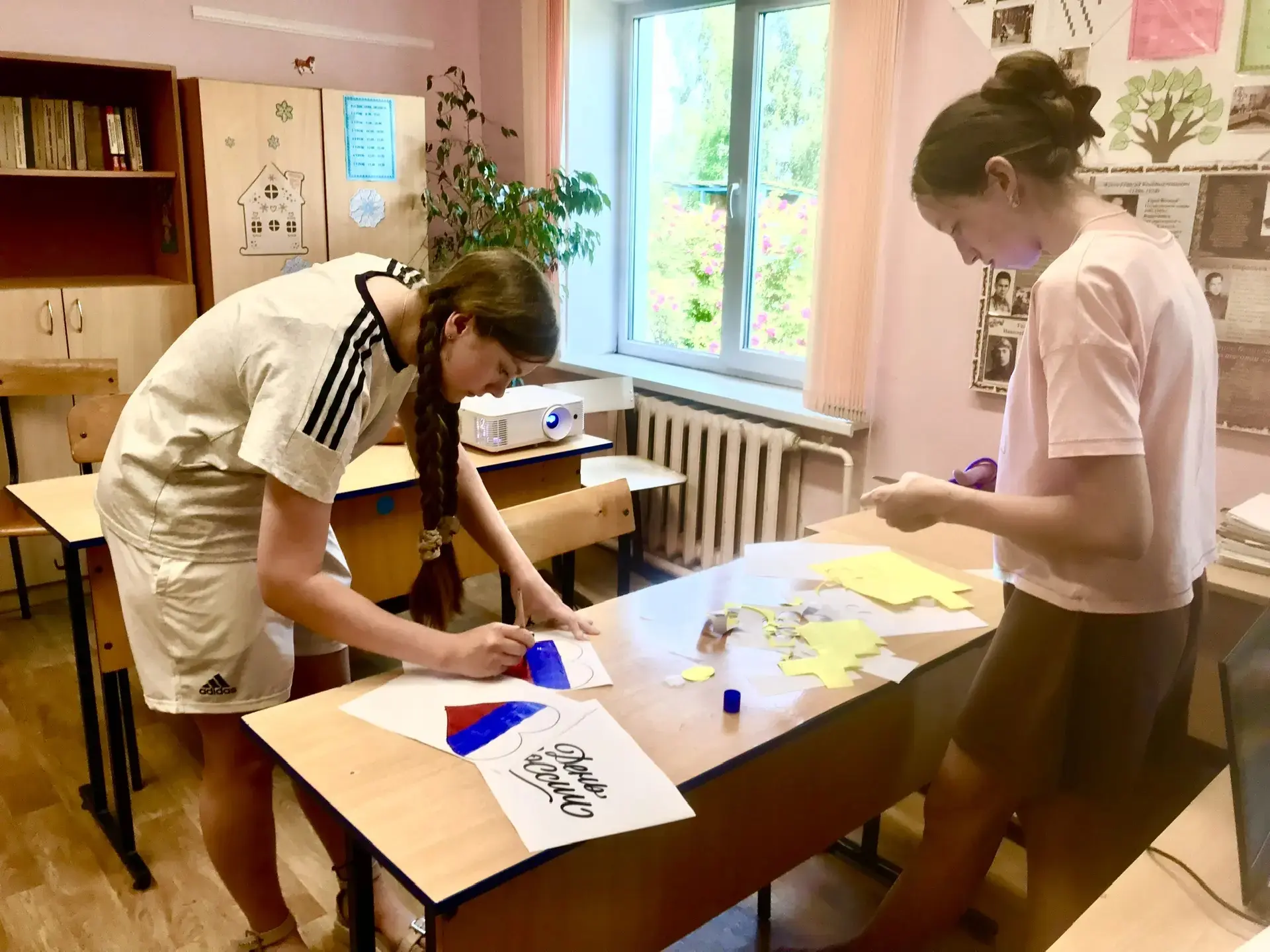 Принимаем участие во Всероссийской акции "Окна России" 🤍💙❤️

#Росдетцентр #НавигаторыДетства 
#Мин
