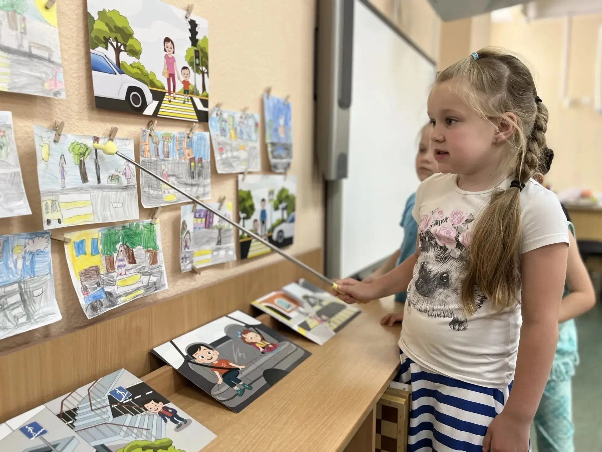 🚶🚦🚌«Пешеходы и пассажиры»

Сегодня в 1-м корпусе для наших ребят прошли увлекательные беседы на т