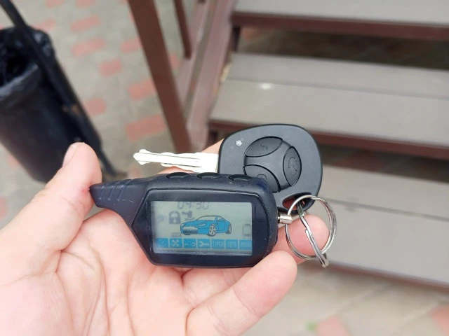 Здравствуйте, ребенок нашел ключи от машины в 10 мкр, между кофе лове и пивоварни . звонить по номер