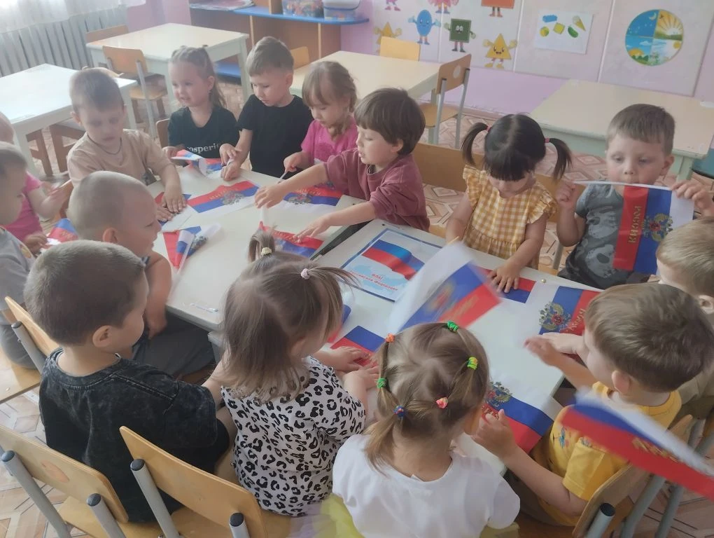 🇷🇺 Маленькие сердца, большая любовь к Родине!
Сегодня в нашем детском саду царила по-настоящему пр