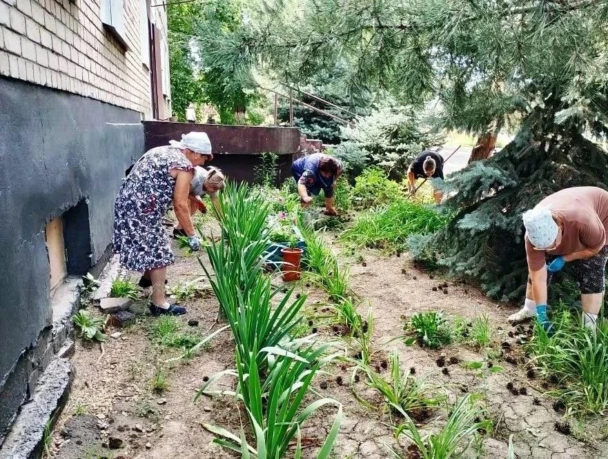 🌿 В посёлке городского типа Есауловка у административного здания состоялся очередной субботник – по