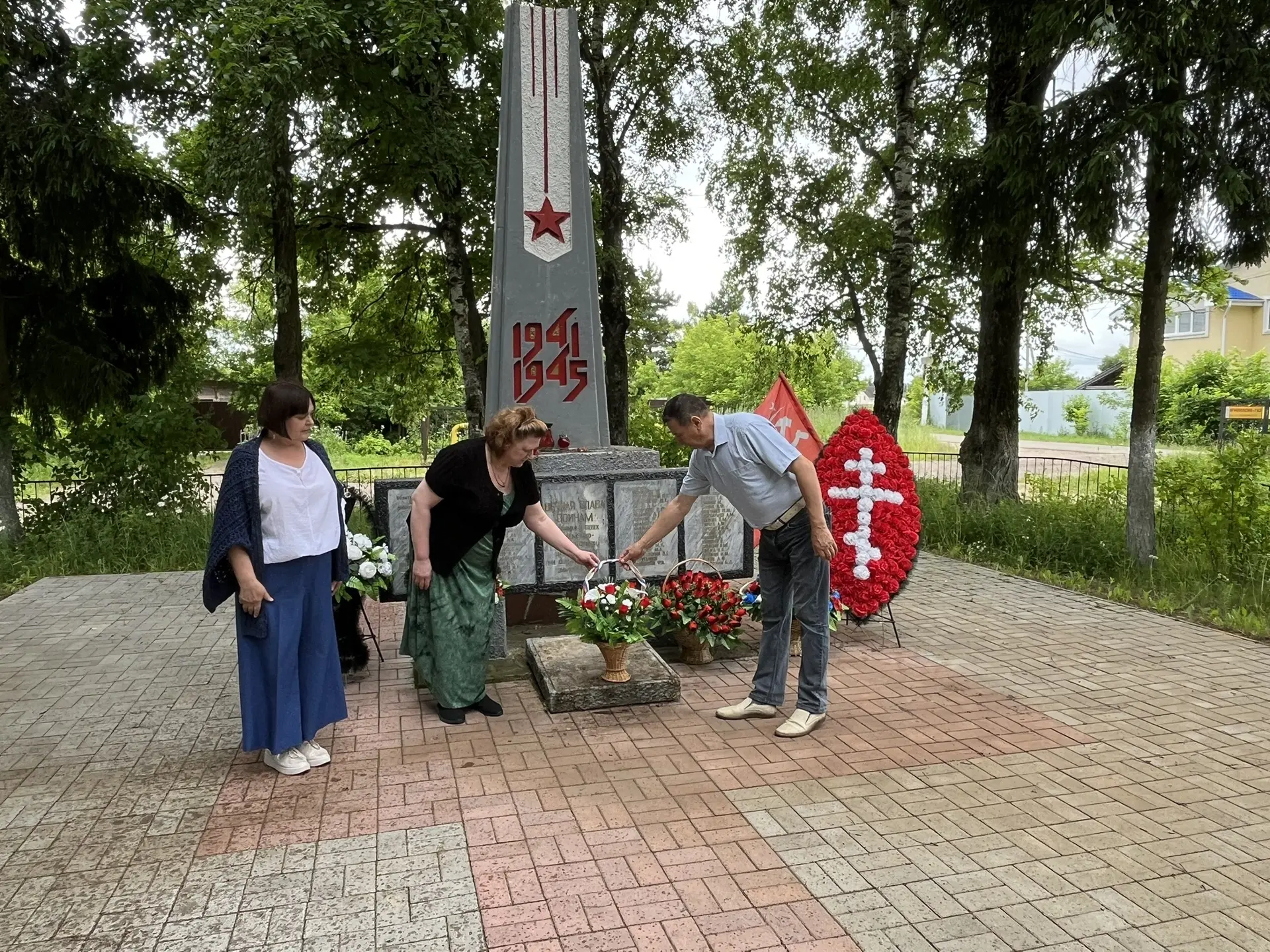 Сотрудники МБУ «Центр культурного и спортивного развития» во главе с директором В. П. Толушевым возл