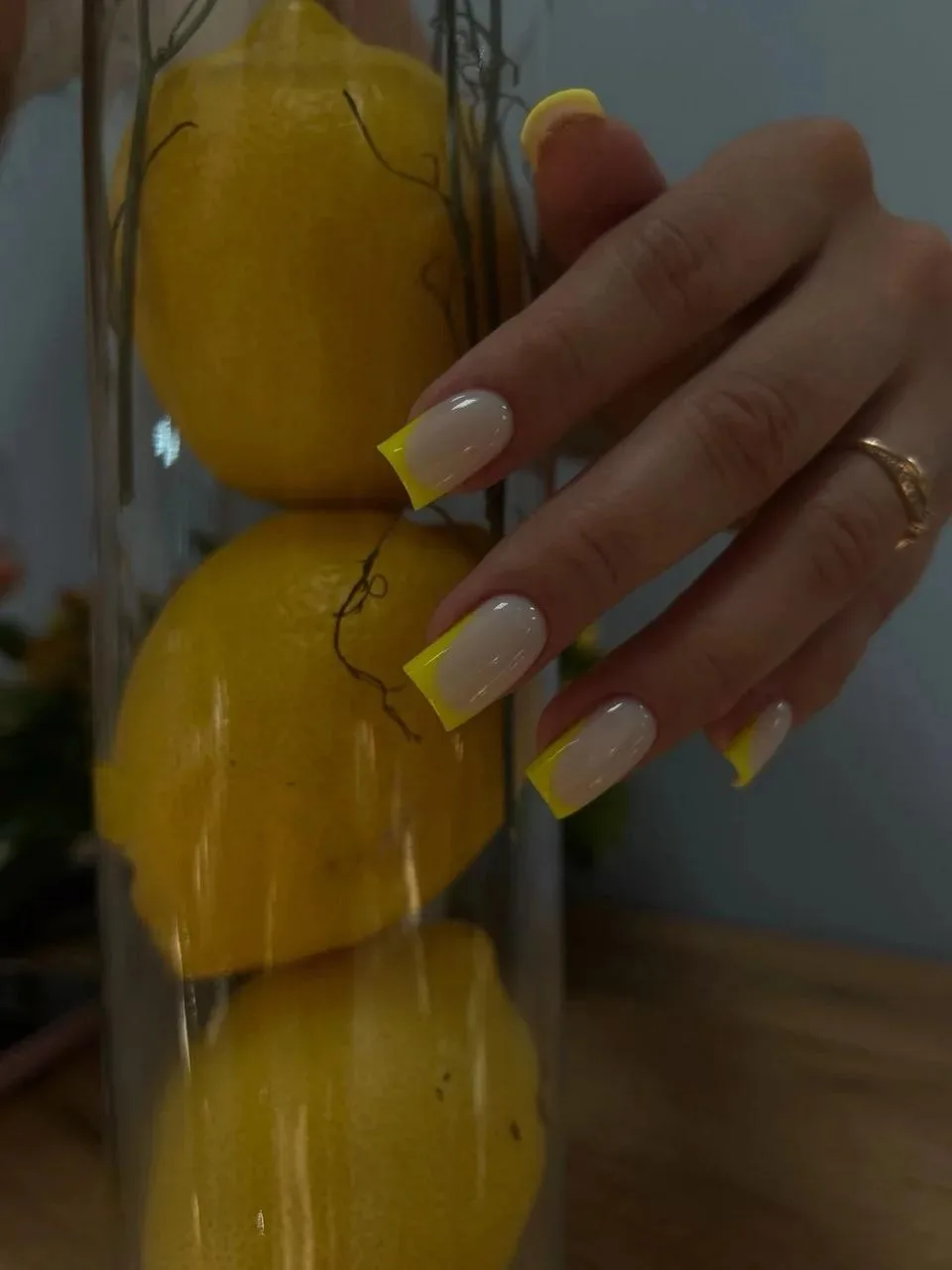 Сочно, лимонно, гармонично! 🍋
Тренд этого лета — яркий лимонный френч.
Успей обновить маникюр ✨ На 