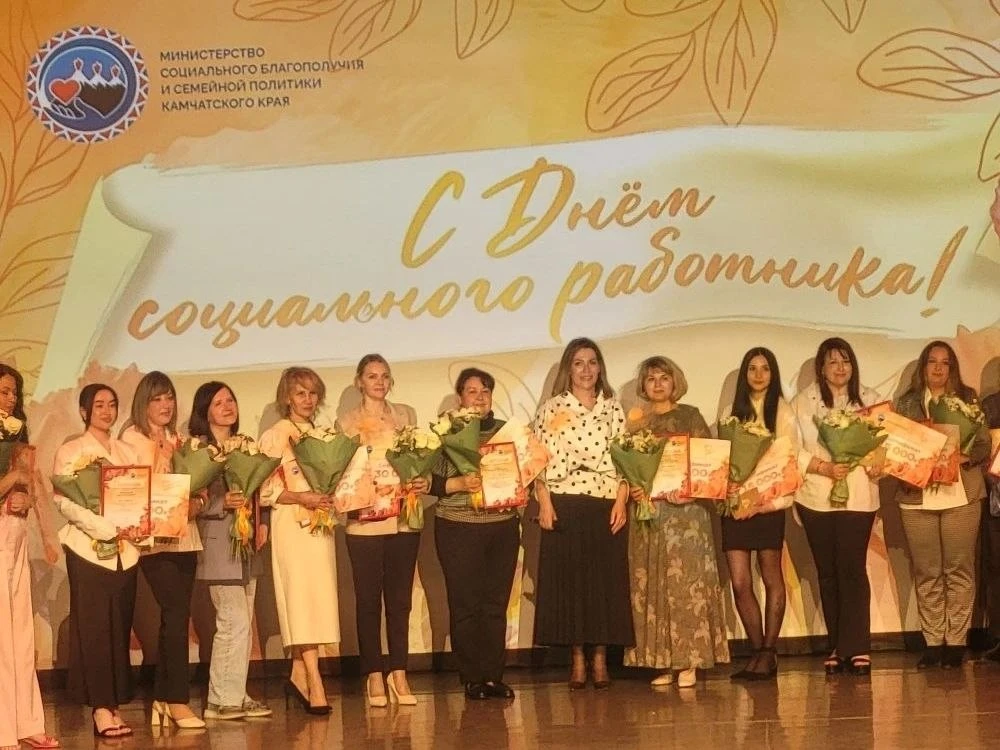 🎉 Высокая оценка профессионализма и многолетнего труда: директор МЦР получила сразу две высокие наг