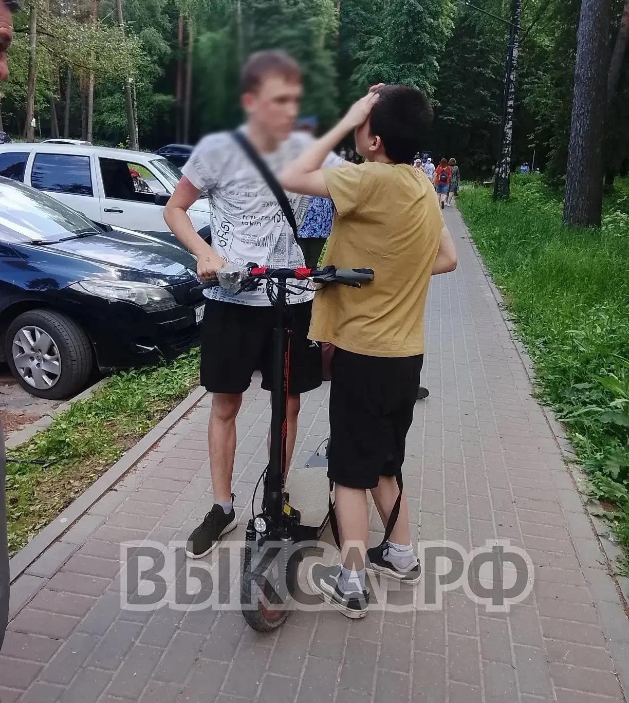 🚨 ГИБДД г. Выксы разыскивает свидетелей ДТП, которое произошло на улице Чкалова: электросамокат сби