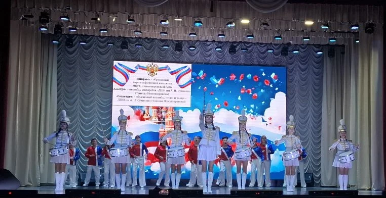 Творческие коллективы МБУ ДО «ДШИ им. А.Н. Сухинина» ст. Новопокровской в праздничном концерте, посв
