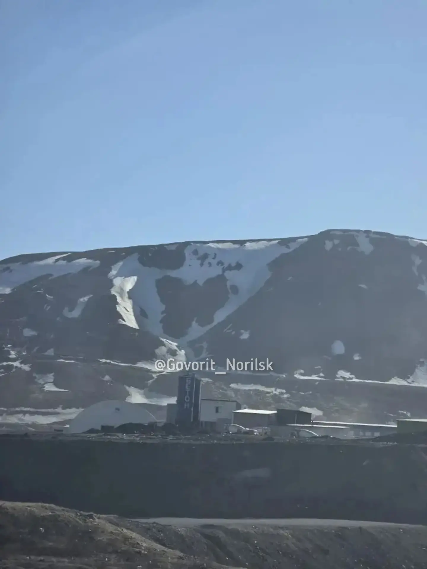 Парейдолия в Норильске выходит на новый уровень. Теперь помимо лица на горе появилась еще и бабочка.
